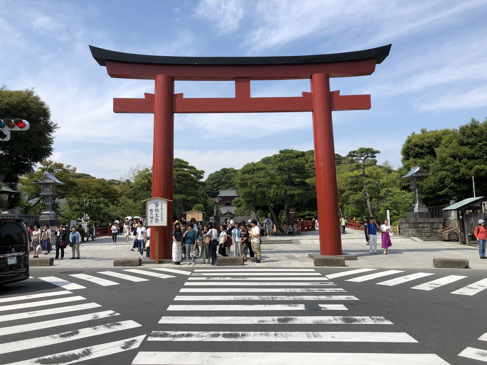 (Caption) Last look at the shrine’s absolutely massive gate before leaving and heading in the direction of 鎌倉大仏 (Great Buddha of Kamakura).