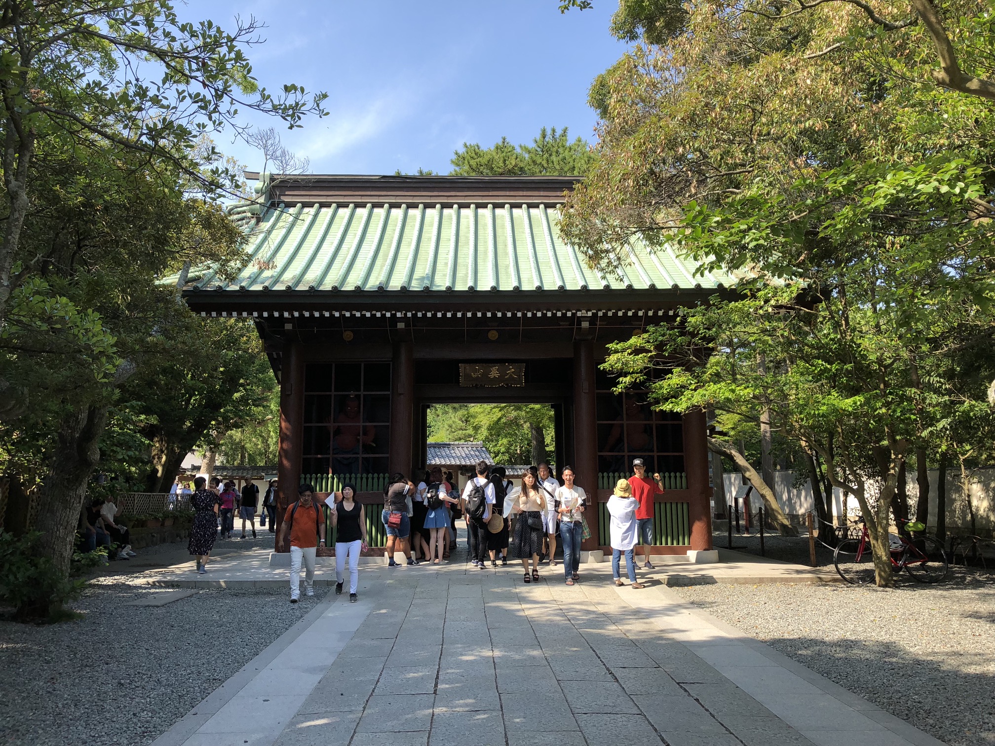 (Caption) But before we get to see Buddha’s statue, we’re welcomed by 仁王門 (Nioo-mon Gate).