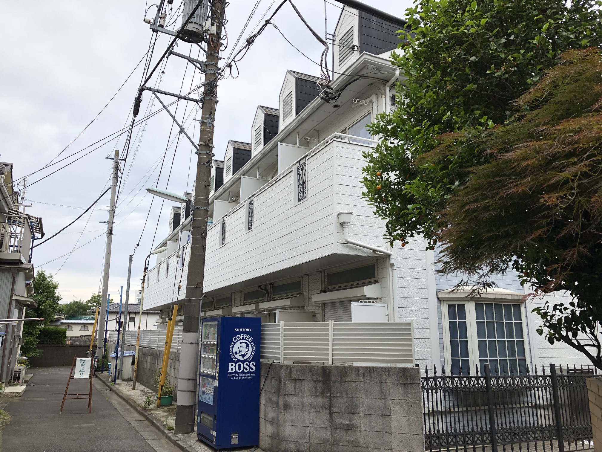 (Caption) The main apartment building – レオパレス不動前 (Leopalace Fudoumae) – as you can see it when approaching from the main street.