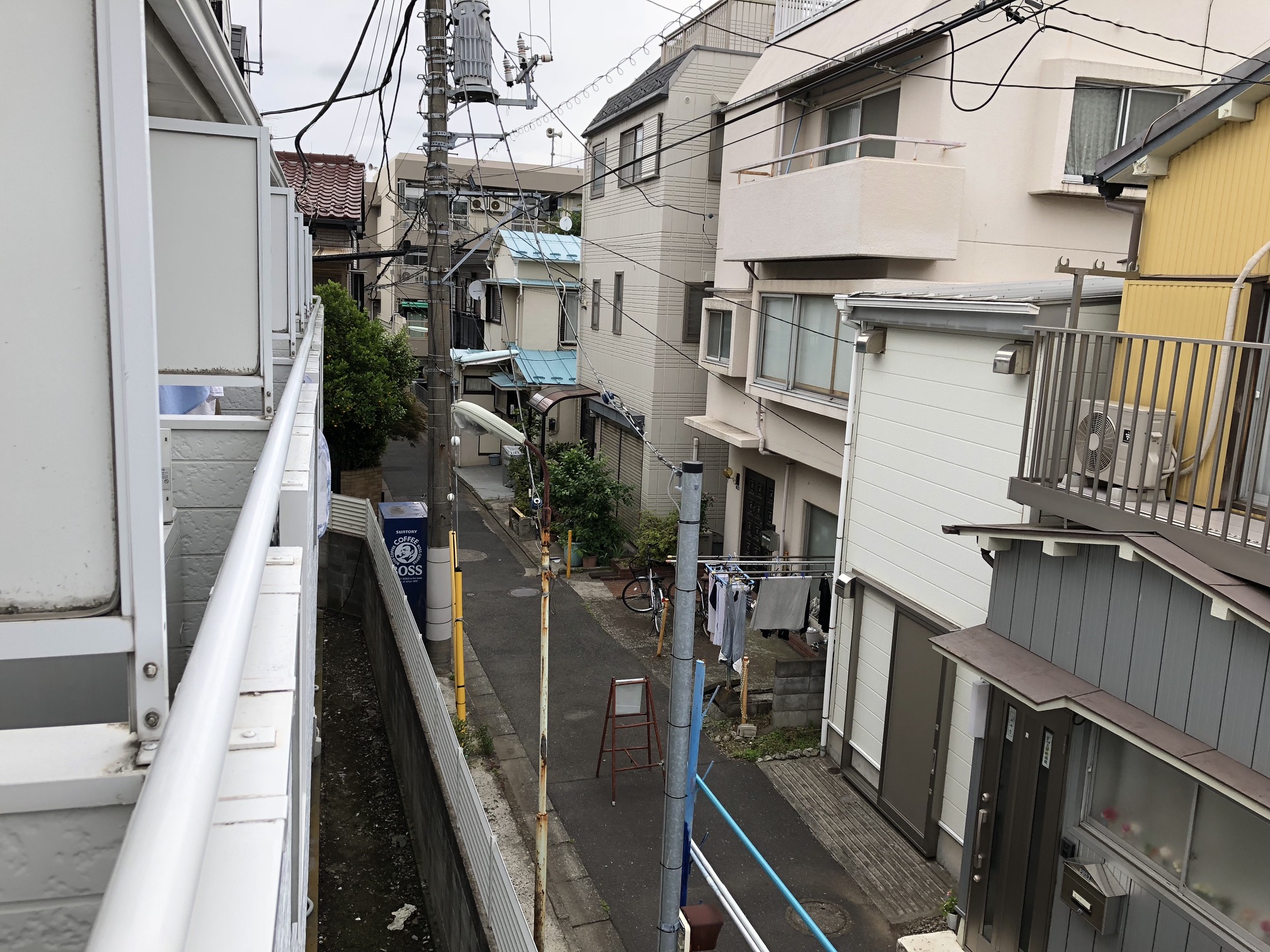 (Caption) Another look into the street. It’s a seriously quiet area, cars are even forbidden from entering the street my apartment is at. Which is even more amazing considering I’m living quite close to the centre of Tokyo.